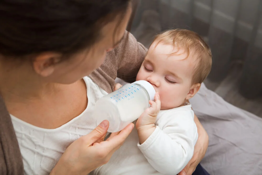 lactancia, bebé tomando leche